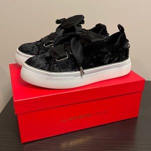Perfect condition WISHBONE Eliza velvet pump sneaker